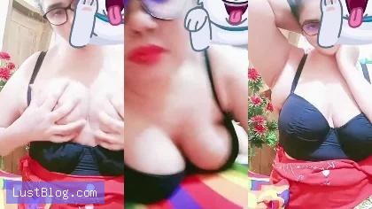 Horny Mall Showing Hot Boobs